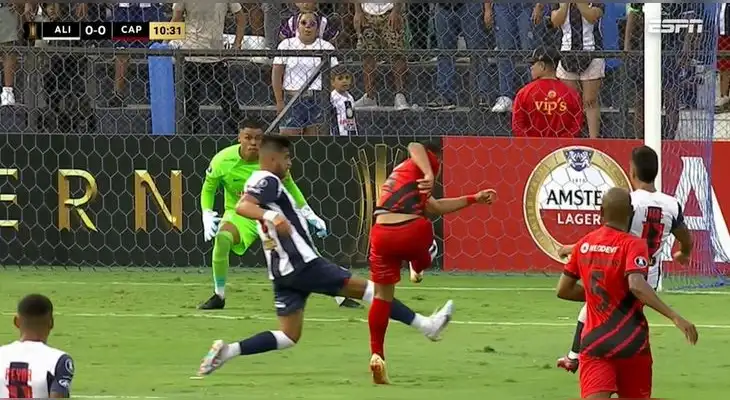 Vitor Roque hizo el primer ataque de Atlético Paranaense y asustó el arco blanquiazul Vitor Roque hizo el primer ataque de Atlético Paranaense y asustó el arco blanquiazul