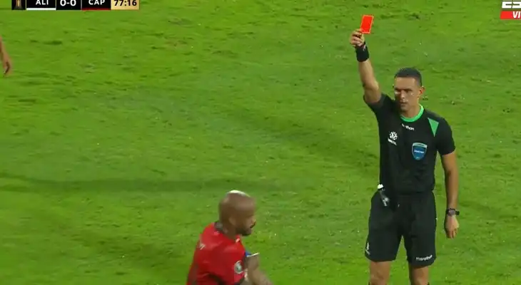 Thiago Heleno fue expulsado tras dura falta contra Andrés Andrade Thiago Heleno fue expulsado tras dura falta contra Andrés Andrade
