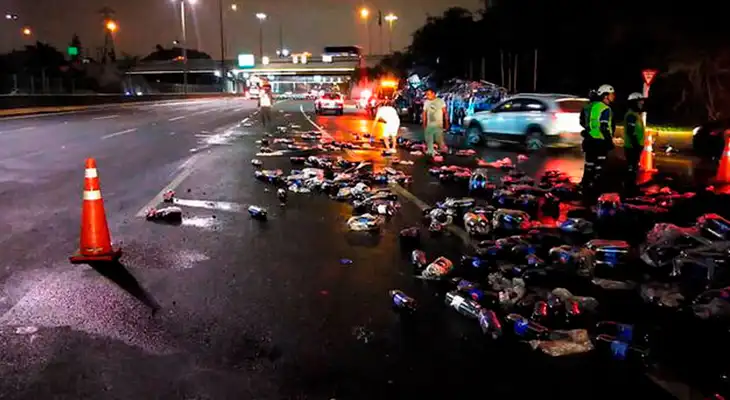 Pese al apoyo de la Policía personas llegaron a robar las gaseosas que estaban tiradas en la vía.