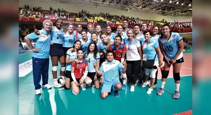 Horacio Bastit posa al lado de sus pupilas que desarrollaron un buen partido ante victorianas.
