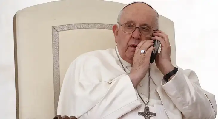 El Papa francisco llamó la atención de todos sus fieles por contestar misteriosa llamada. El Papa francisco llamó la atención de todos sus fieles por contestar misteriosa llamada.