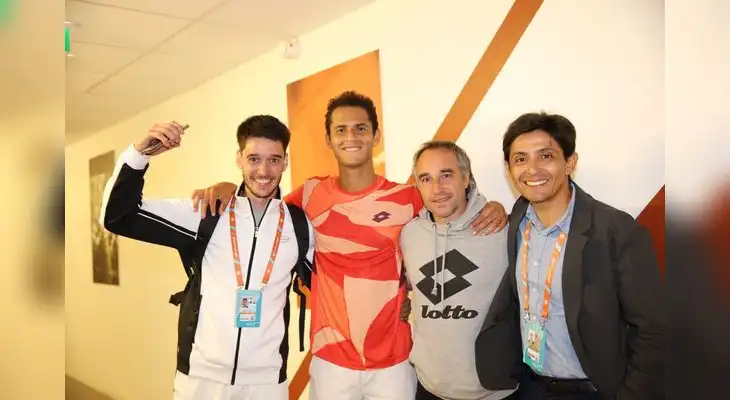 Varillas junto al presidente de la Federación Peruana de Tenis. Varillas junto al presidente de la Federación Peruana de Tenis.