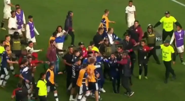 Final con bronca en el Monumental: jugadores de Gimnasia y la ‘U’ se agarran a empujones y patadas Final con bronca en el Monumental: jugadores de Gimnasia y la ‘U’ se agarran a empujones y patadas