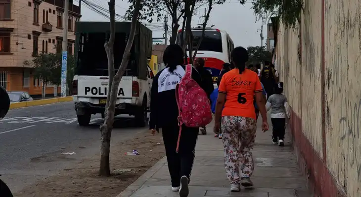 Alumnos acusan a sujeto de estafarlos con promoción