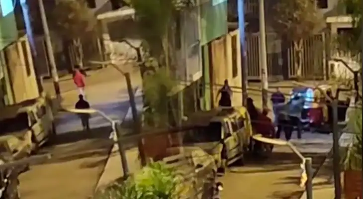 SJM: vecinos botan a extranjeros que fumaban y estos desatan balacera dejando tres heridos graves SJM: vecinos botan a extranjeros que fumaban y estos desatan balacera dejando tres heridos graves