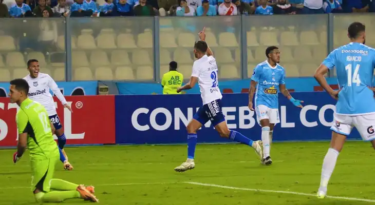 Emelec derrotó a Sporting Cristal 1-0. Emelec derrotó a Sporting Cristal 1-0.