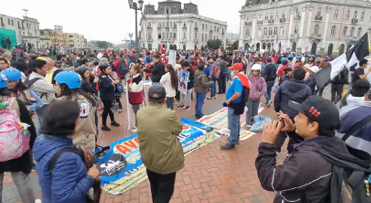 Manifestantes piden nuevas elecciones generales y Asamblea Constituyente.