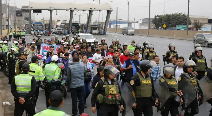 Vecinos piden la salida de los peajes de Puente Piedra. Vecinos piden la salida de los peajes de Puente Piedra.