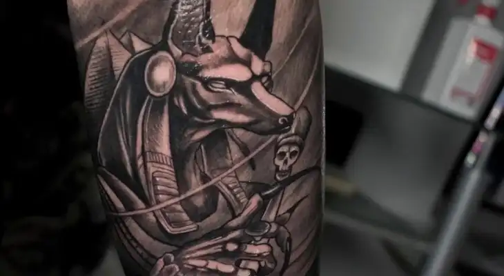 Conoce el intrigante significado del tatuaje de Anubis que te sorprenderá.