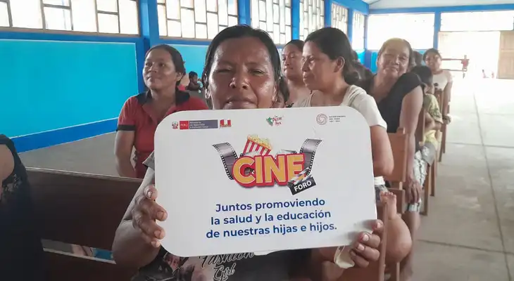 Familias  participan de cine comunitario