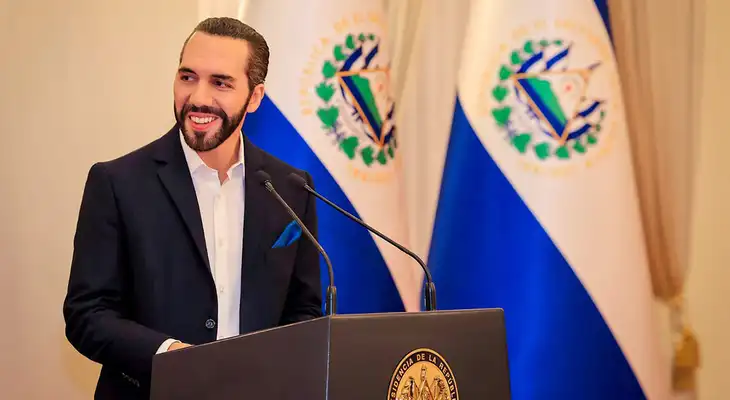 A pesar que la Constitución se lo prohíbe, Bukele inscribió su candidatura.