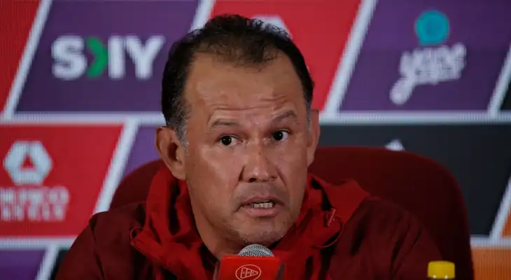 Juan Reynoso aseguró que seguirá en la selección, pero la hinchada pide su salida.
