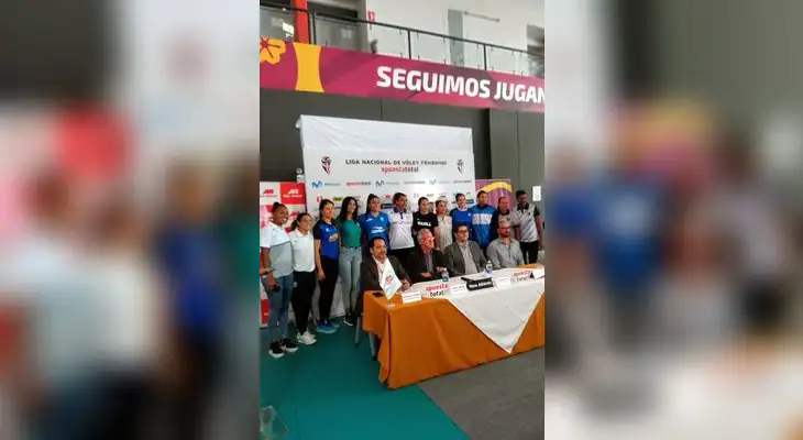 Las capitanas de los doce equipos participantes en la LNSV