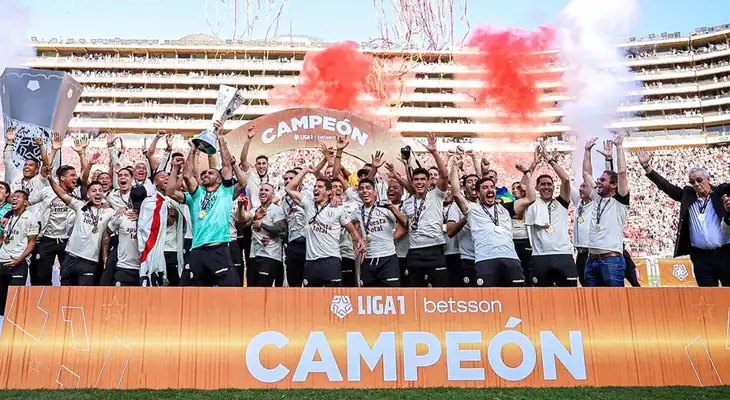 Universitario es el nuevo campeón del fútbol peruano y lo celebró en el Estadio Monumental. Universitario es el nuevo campeón del fútbol peruano y lo celebró en el Estadio Monumental.