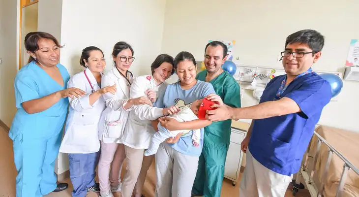 Bebé se recupera tras delicada intervención. Bebé se recupera tras delicada intervención.