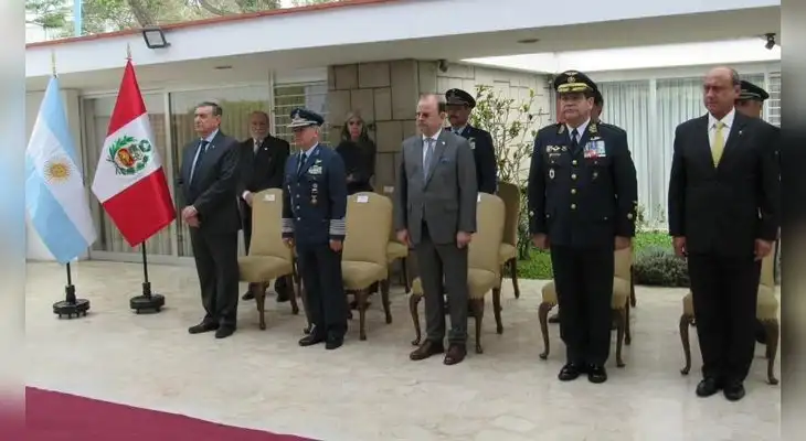 La Fuerza Aérea Argentina (FAA) rindió homenaje a pilotos peruanos por su apoyo en la Guerra de las Malvinas.