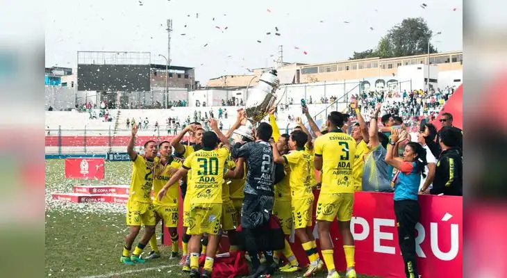 Festejo total de los  jugadores  por el título logrado en la  Copa Perú.