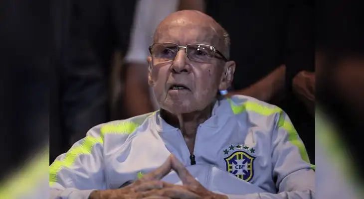 El único personajes que ganó cuatro mundiales como entrenador y jugador. El único personajes que ganó cuatro mundiales como entrenador y jugador.