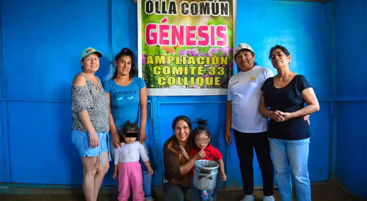 Doña Rosa recibe apoyo del Midis para colocar su emprendimiento.