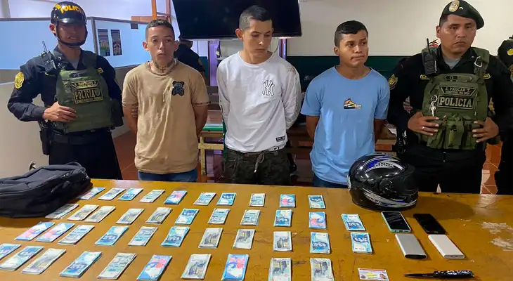 Los detenidos por la PNP del Escuadrón Verde y el dinero recuperado Los detenidos por la PNP del Escuadrón Verde y el dinero recuperado