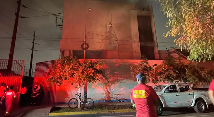 Bomberos vienen solucionando la emergencia tras incendio en transformador de alta tensión.