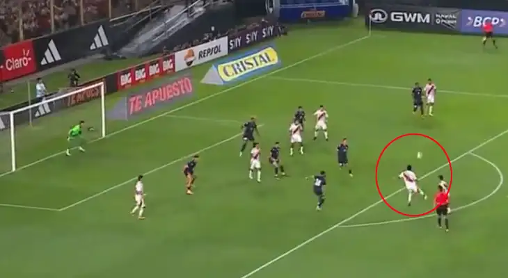 Jesús Castillo y la volea para el 2-0 de Perú sobre República Dominicana ¿Qué hizo el arquero?