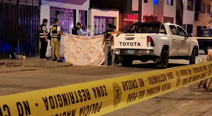 La Policía Nacional del Perú está a cargo de las investigaciones del crimen en Comas. La Policía Nacional del Perú está a cargo de las investigaciones del crimen en Comas.