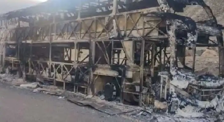 Así quedó el bus interprovincial tras ser consumido por el incendio en Arequipa. Así quedó el bus interprovincial tras ser consumido por el incendio en Arequipa.