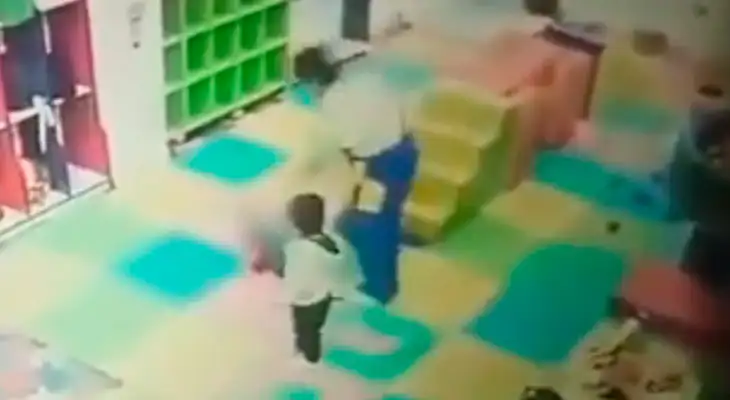 ¡De terror! Profesora maltrata con golpes y empujones a niños de nivel inicial en Ayacucho ¡De terror! Profesora maltrata con golpes y empujones a niños de nivel inicial en Ayacucho