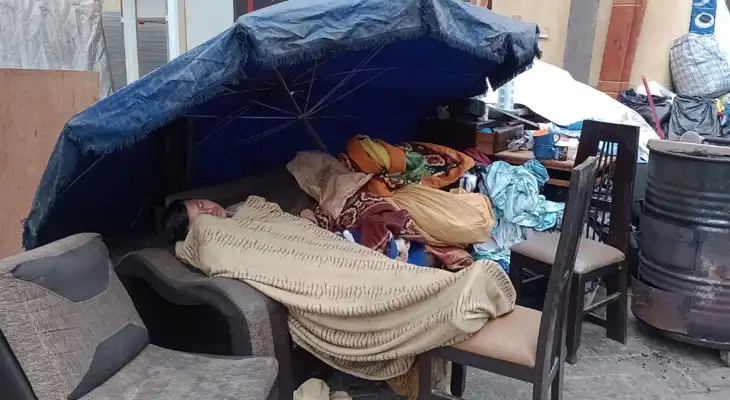 Una familia con tres niños pequeños habría sido desalojada por el padre de la Iglesia Santo Domingo. Una familia con tres niños pequeños habría sido desalojada por el padre de la Iglesia Santo Domingo.