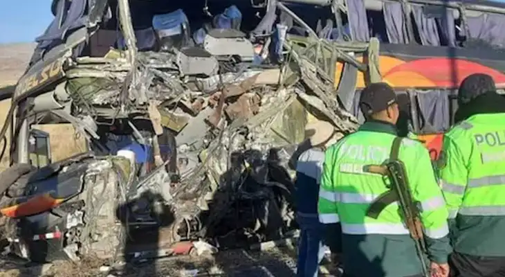 Así quedó el bus de la empresa Cruz del Sur luego del trágico accidente. Así quedó el bus de la empresa Cruz del Sur luego del trágico accidente.