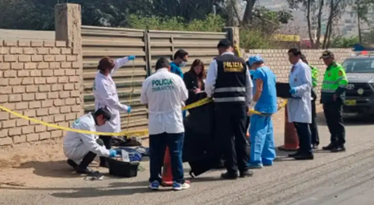 Peritos de criminalística se encuentran estudiando el caso del cuerpo hallado en Ate.