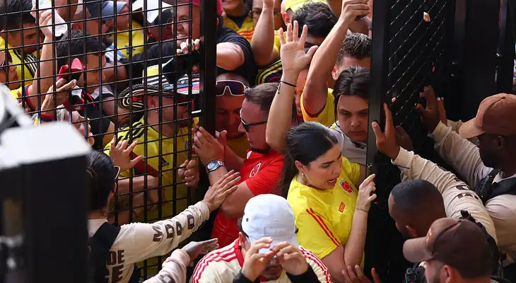 Hinchas de Colombia protagonizan violencia y ataques previo al partido Argentina vs. Colombia. Hinchas de Colombia protagonizan violencia y ataques previo al partido Argentina vs. Colombia.