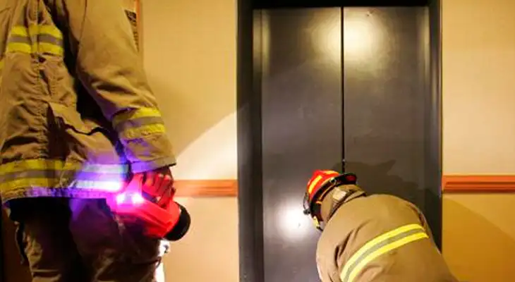 Corte de luz en Pueblo Libre dejó a personas atrapadas en los elevadores. Corte de luz en Pueblo Libre dejó a personas atrapadas en los elevadores.