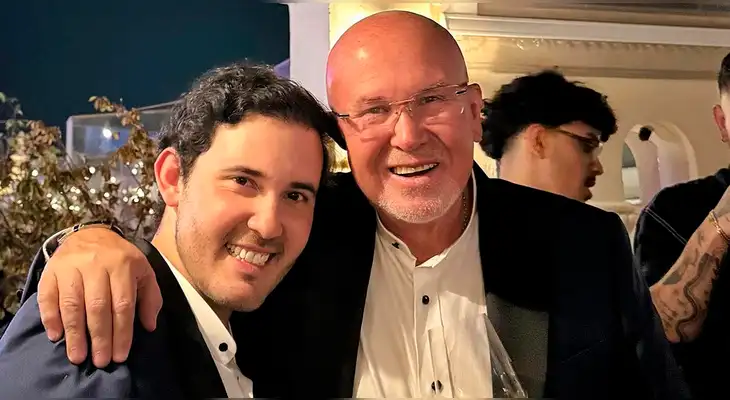 Carlos Bruce y su pareja se casan.
