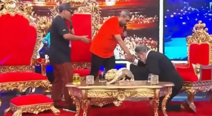 Jorge Luna y Ricardo Mendoza le hacen bromas a Andrés Hurtado. Jorge Luna y Ricardo Mendoza le hacen bromas a Andrés Hurtado.