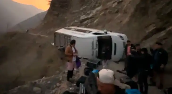 Miembros del Grupo Son de Ríos quedaron golpeados y sus instrumentos se perdieron en el abismo. Miembros del Grupo Son de Ríos quedaron golpeados y sus instrumentos se perdieron en el abismo.
