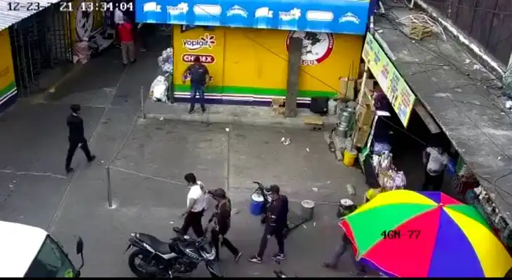 Los delincuentes fueron asesinados ante la vista de todos los comerciantes. Los delincuentes fueron asesinados ante la vista de todos los comerciantes.