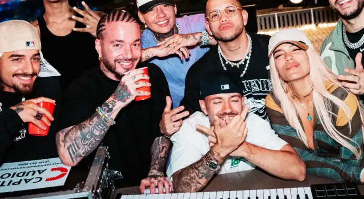 la canción '+57' de Karol G, Feid, Maluma y otros cantantes colombianos.