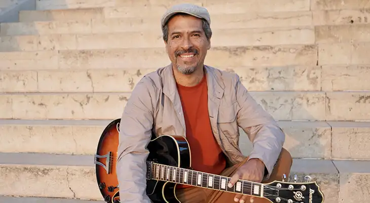 Musico peruano rinde homenaje Nicomedes Santa Cruz.