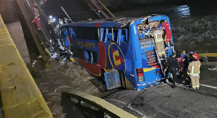 Bus cae al río tras colapso de puente Chancay.