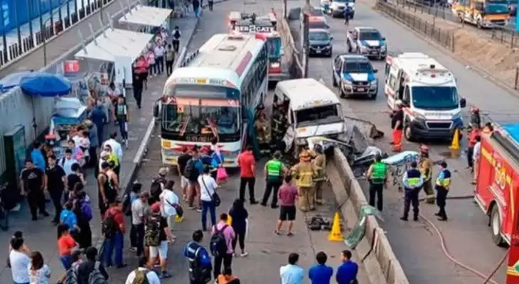 Alrededor de 12 personas resultaron heridas tras el terrible choque entre una combi y un bus a los exteriores de Mega Plaza.