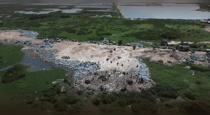 Investigación descubrió toneladas de ropa usada en humedales de Ghana. Investigación descubrió toneladas de ropa usada en humedales de Ghana.