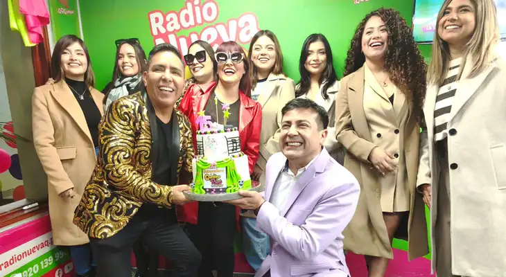 Edwin Sierra celebró aniversario de su programa radial junto a Corazón Serrano.