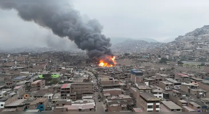 Incendio de gran magnitud en Pamplona Alta en San Juan de Miraflores.
