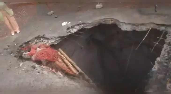 Gran forado en plena avenida Brasil pone en riesgo la vida de transeúntes y conductores. Gran forado en plena avenida Brasil pone en riesgo la vida de transeúntes y conductores.