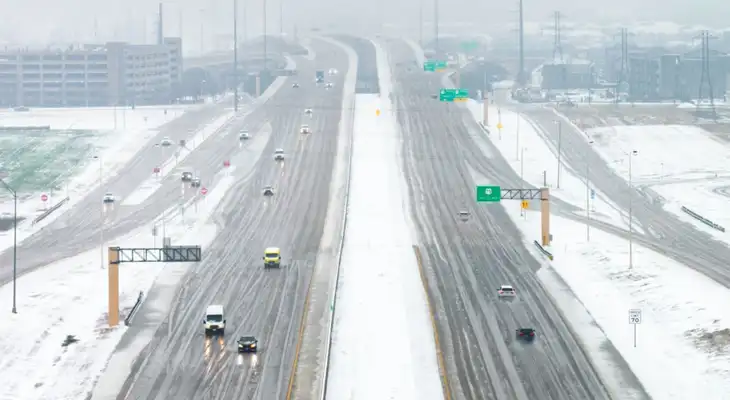 Nevadas, hielo y visibilidad cero tormenta afecta a millones en 40 estados tras Acción de Gracias. Nevadas, hielo y visibilidad cero tormenta afecta a millones en 40 estados tras Acción de Gracias.