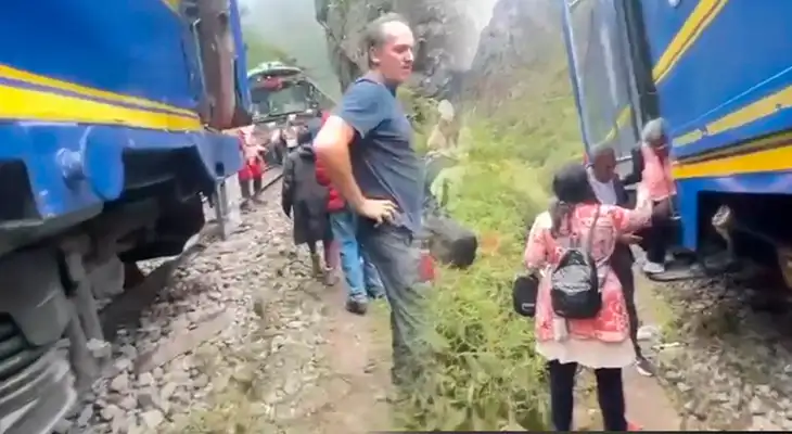 Tren en Machu Picchu colisiona y deja 15 heridos.