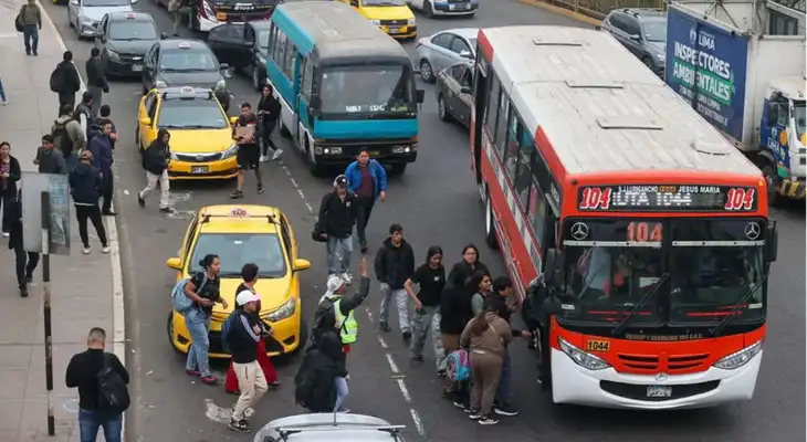 Gobierno oficializó subsidio temporal para el transporte público en Lima y Callao ante el alza de combustibles.